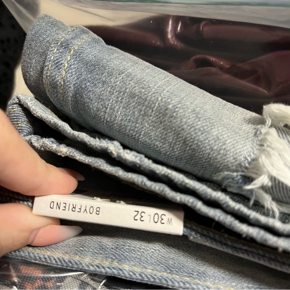 Wrangler Boyfriend Distressed Jeans Loved Light Wash Size 30 J - Picture 10 of 10